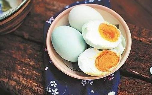 起沙流油的咸鸭蛋美味好吃 熟食店常用的做法揭秘